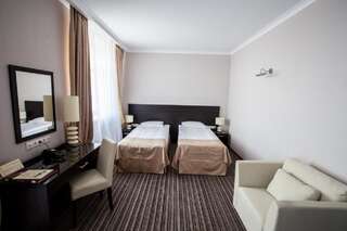 Отель Рейкарц Сумы Сумы Улучшенный двухместный номер с 2 отдельными кроватями-1