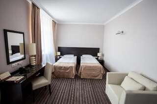 Отель Рейкарц Сумы Сумы Улучшенный двухместный номер с 2 отдельными кроватями-5